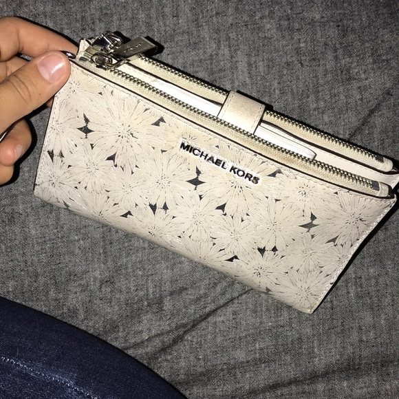 Michael Kors wallet/wristlet - Picture 5 of 6